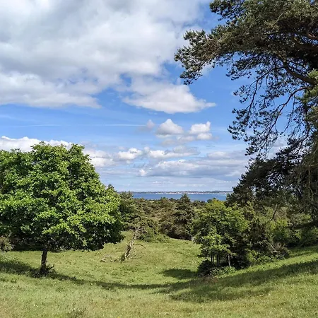 7 Person In Knebel-by Traum